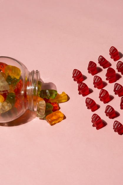 Gratis foto weergave van zoete gummibeertjes met glazen pot