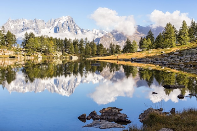 Weerspiegeling van de berg in een prachtig meer