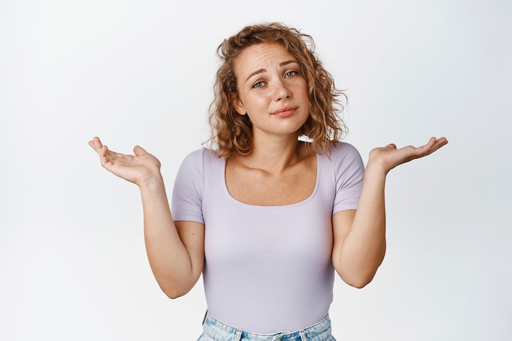 Gratis Foto weet het niet. verward blond meisje schouderophalend, op zoek geen idee, niets te zeggen, staande op wit.