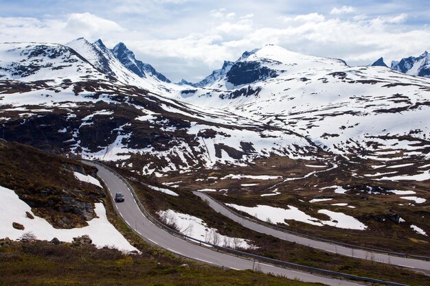 Weg bij de noorse bergen, noorwegen