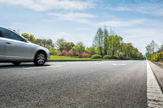 Weg met een auto