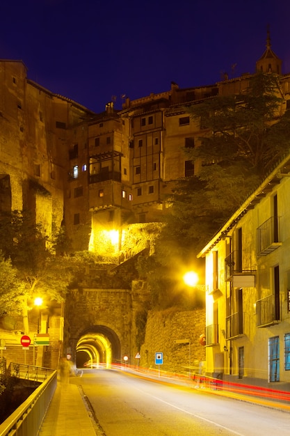 Gratis foto weg met tunnel in albarracin