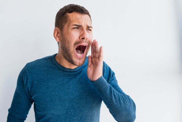 Weggegaane mens die hand gebruiken om hoge toon te bereiken