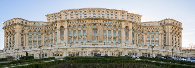 Weids uitzicht op het Paleis van het Parlement in Boekarest, Roemenië