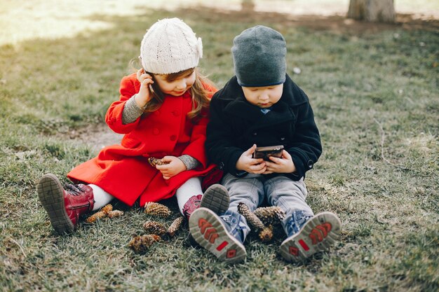 weinig kinderen in een park