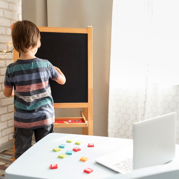 Weinig online student die op een bord schrijft