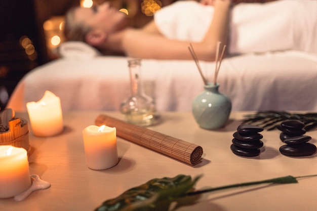 Wellnessconcept met vrouw in massagesalon