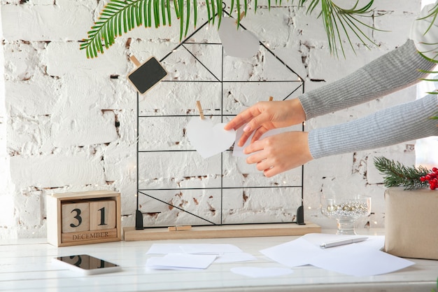 Wensen, dromen van doelen plannen op moodboard tegen bakstenen muur.