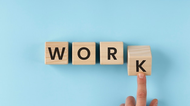 Werk woord over houten kubussenregeling