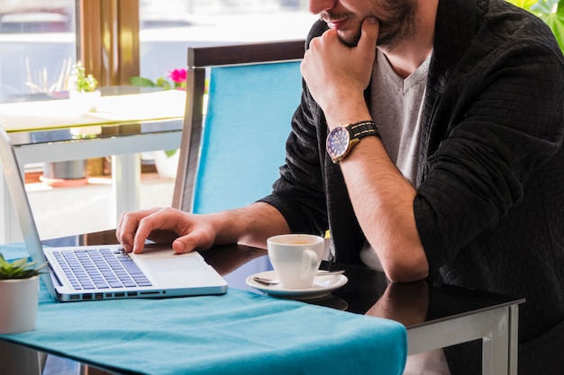 Gratis foto werken in het cafetaria