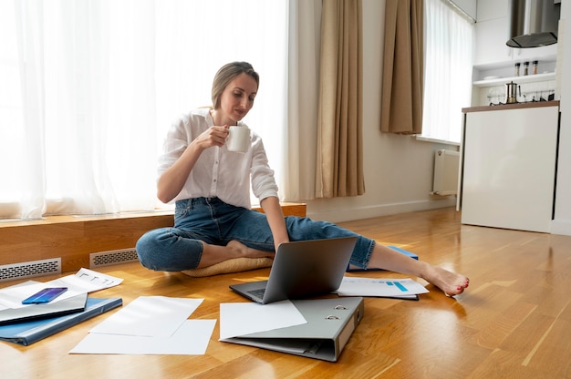 Gratis foto werken vanuit huis time management concept