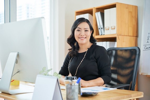 Werkende zakelijke dame