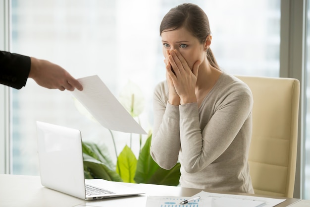 Gratis foto werkgever die ontslagbericht aan jonge vrouw geeft