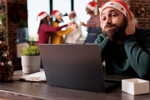 Werknemer met burn-out in xmas kantoor