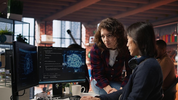 Werknemer van een onderneming voor kunstmatige intelligentie vraagt om hulp van de manager