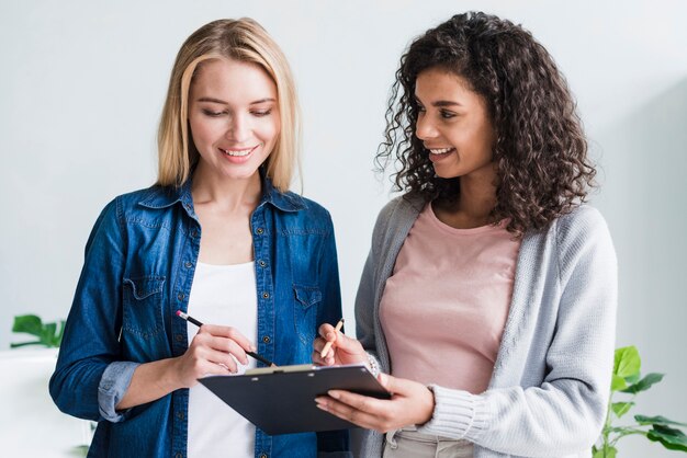 Werknemers bespreken geschriften in het klembord