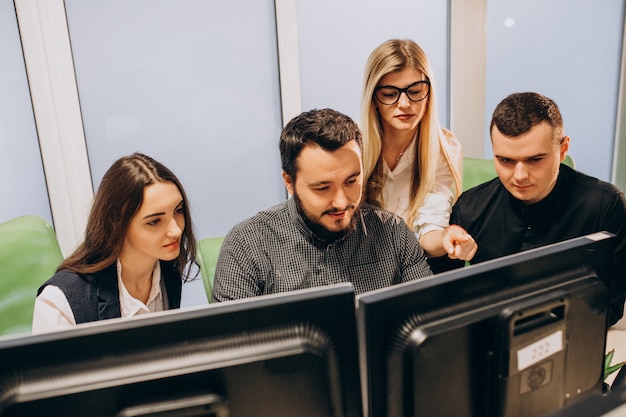 Werknemers bij een IT-bedrijf dat op een computer werkt