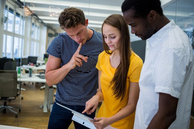 Werknemers kijken naar een tablet