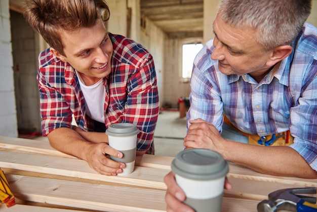 Gratis foto werknemers maken een praatje terwijl ze een kopje koffie drinken