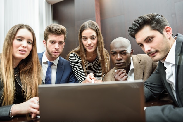 Werknemers met aandacht voor de computer