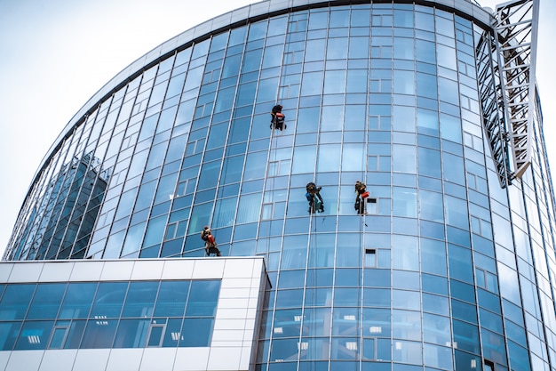 Werknemers wassen van ramen in het kantoorgebouw