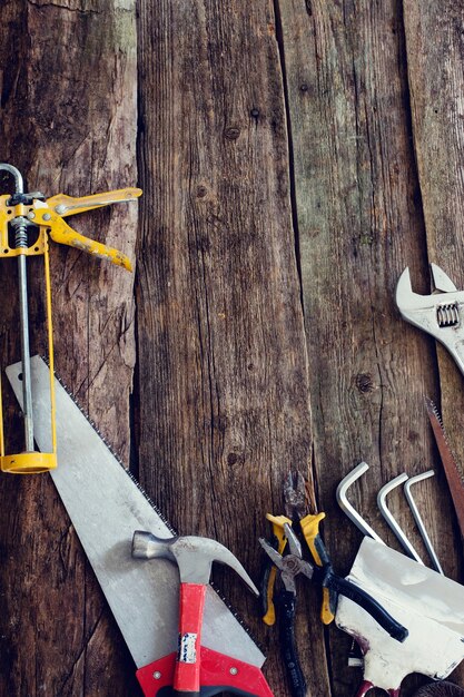 Werkplaats, reparatie. Hulpmiddelen op de houten tafel