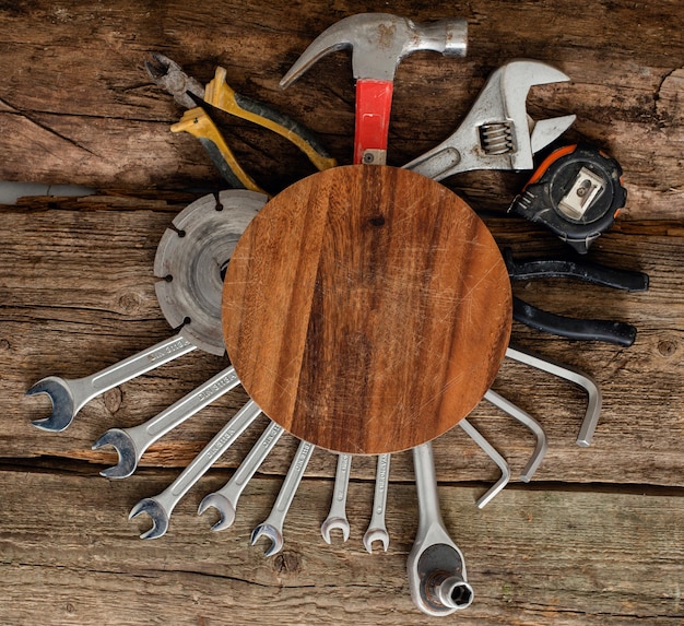 Werkplaats, reparatie. hulpmiddelen op de houten tafel