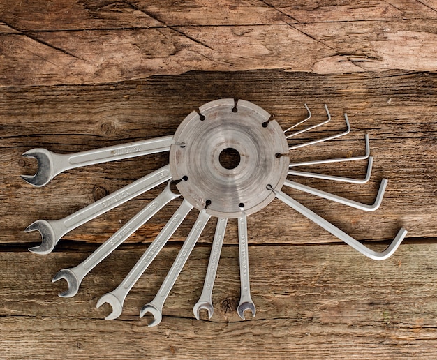 Werkplaats, reparatie. hulpmiddelen op de houten tafel