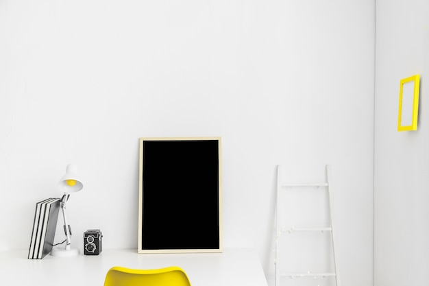 Gratis foto werkplek in witte en gele kleuren met schoolbord