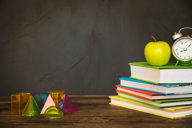 Werkplek met boeken en geometrische vormen