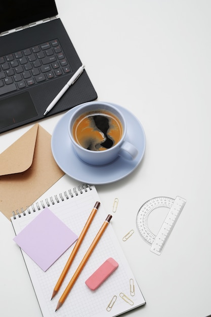 Werkplek met laptop, koffie en Kladblok, bovenaanzicht, copyspace