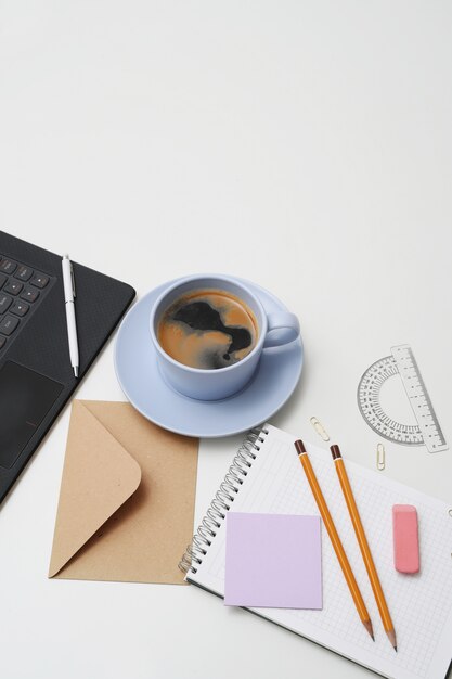 Werkplek met laptop, koffie en Kladblok, bovenaanzicht