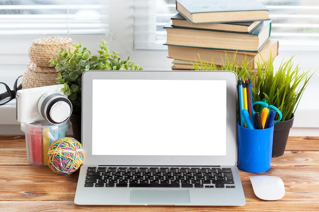 Werkruimte laptop leeg scherm op houten tafel