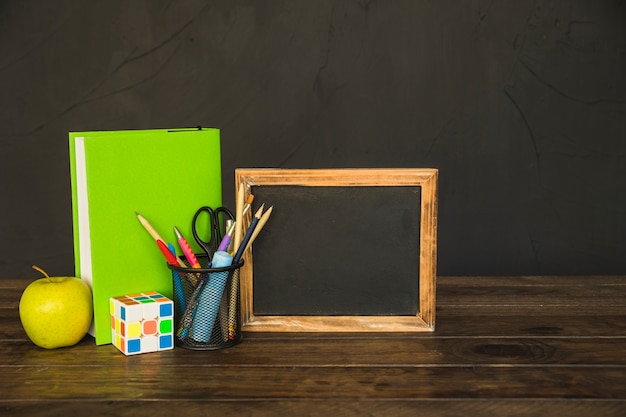 Werkruimte met schoolbordboek en kantoorbehoeften