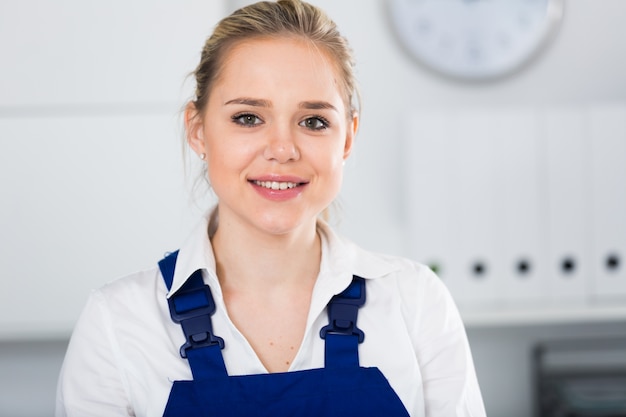 Werkster van de schoonmaakdienst op kantoor