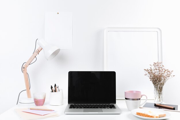 Werktafel met laptop en snacks