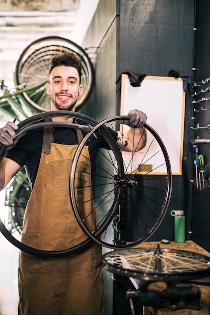 Werktuigkundige die een fiets herstelt