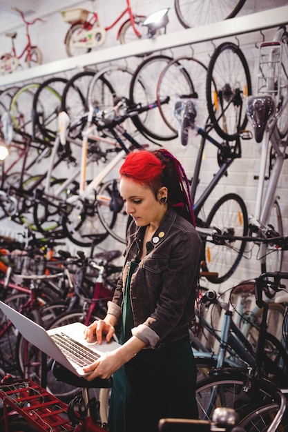 Werktuigkundige die laptop met behulp van