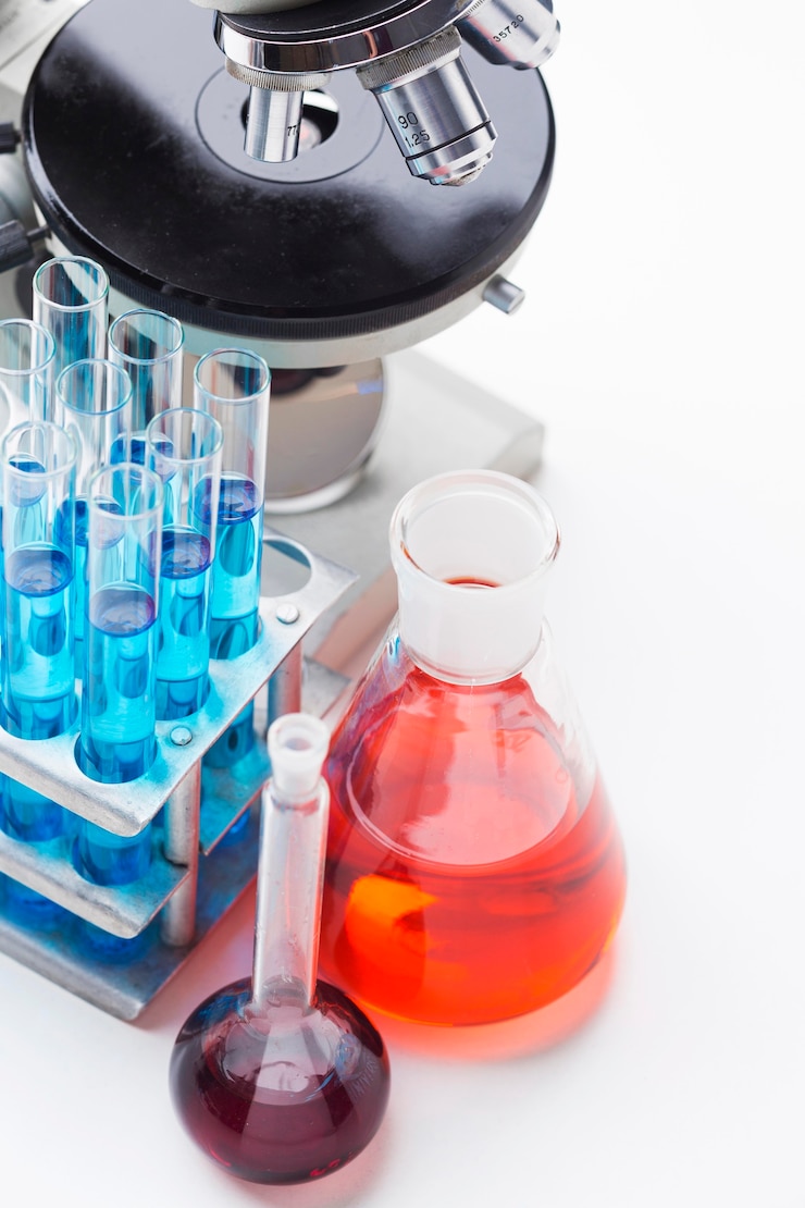 Gratis Foto wetenschappelijke elementen met hoge hoek met assortiment chemicaliën