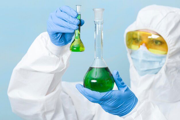 Wetenschapper die groene chemicaliën houdt
