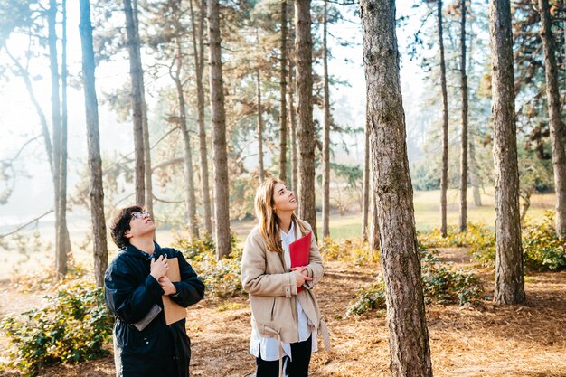 Wetenschappers bestuderen plantensoorten in het bos. De ecoloog van de wetenschapper inspecteert bomen