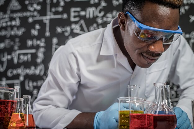 Wetenschappers kijken naar de chemicaliën in glas in het laboratorium