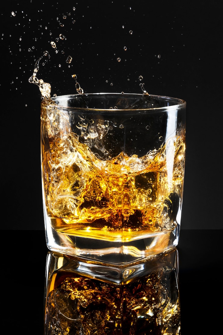 Gratis Foto whisky op de rotsen zwarte achtergrond