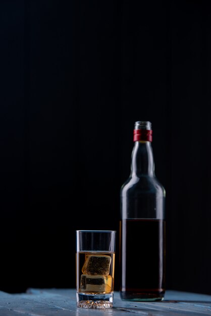 whiskyglas en fles op houten tafel