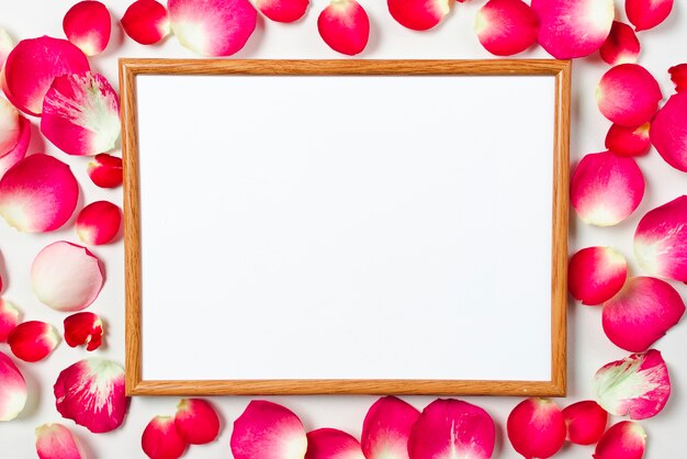 Gratis foto whiteboard op rozenblaadjes