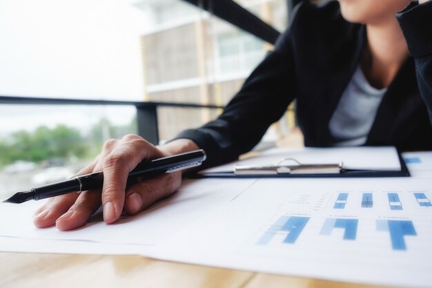 Whiteboard succes onderzoek volwassen menselijk kantoor