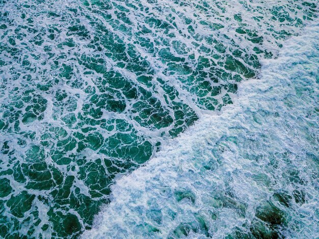 Wide shot van blauwe oceaan golven