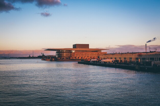 Wide shot van Copenhagen Opera House en straatvoedselmarkten door het water