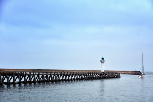 Wide shot van een lange pier in de zee onder de prachtige blauwe hemel