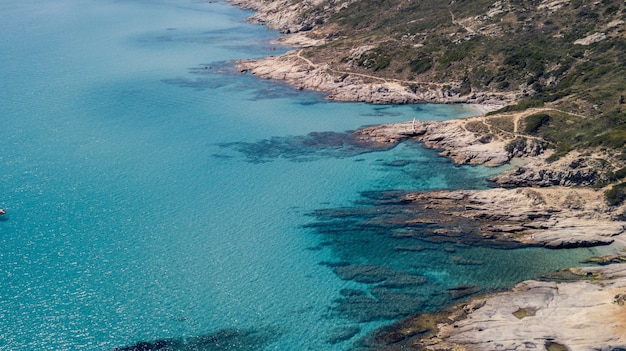 Wide shot van landmasses door een blauwe oceaan